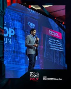 Filipe Araújo, Diretor Comercial da MODERN Logistics, apresenta um case de logística no palco do 16º Workshop PIT STOP Supply Chain da CICLO Academy. Ao fundo, um mapa da América do Sul com operações destacadas.
